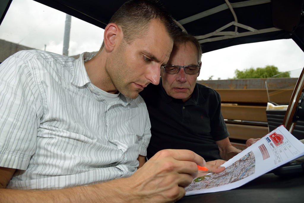 Minutiøs planlægning i løbets pauser var med til at sikre, at Simon og Lars Hjorth kørte med korrekt hastighed ad de rette veje i Oresund Rally.
(Foto: Intercom)